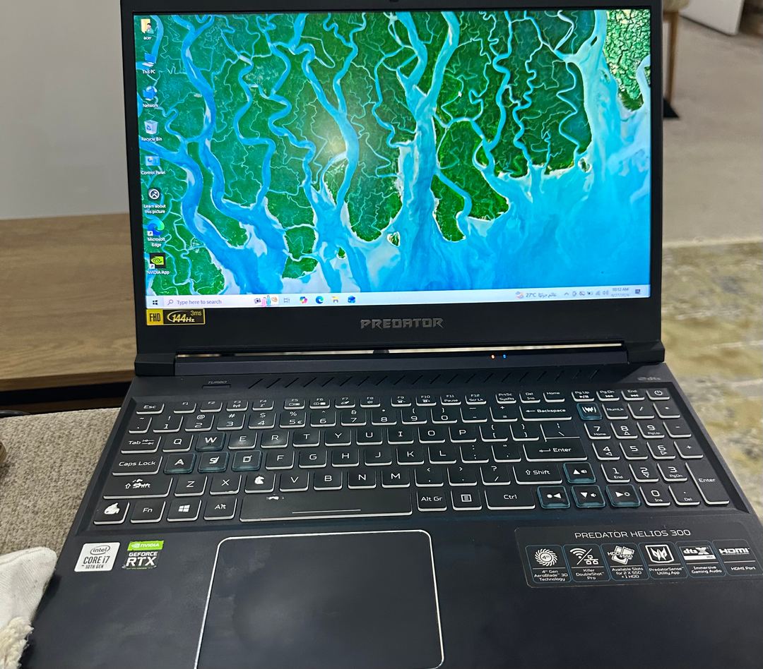 Acer Acer Predator Helios 300 · i7-10870H 4