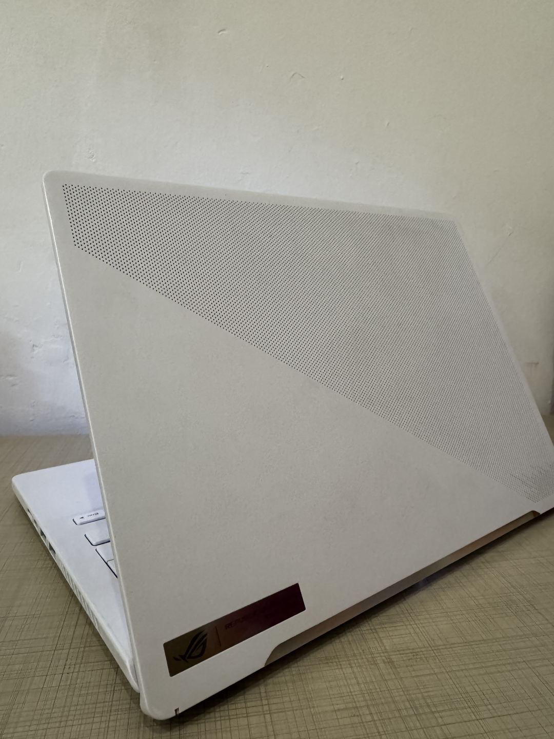 Asus ROG Zephyrus · AMD Ryzen 7 7840HS 4