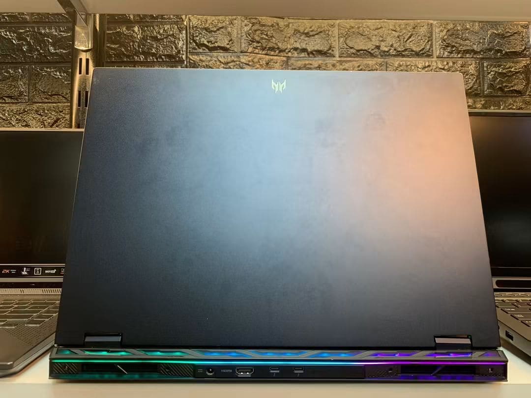 Acer Acer predator Helios 18 · Core i7-13700HX 4