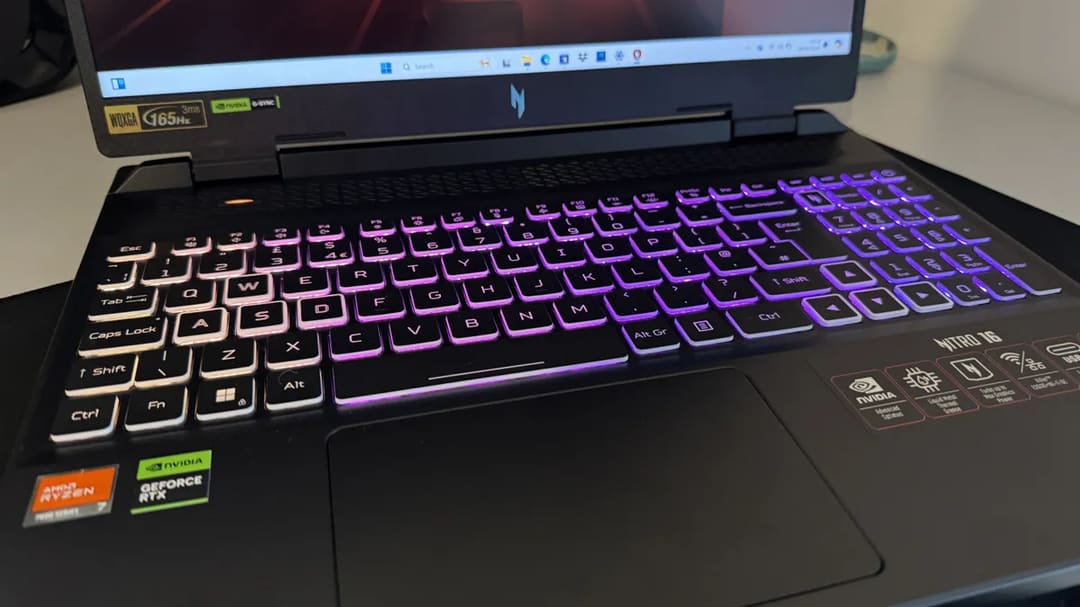 Acer Nitro · AMD Ryzen 7 7840HS 4
