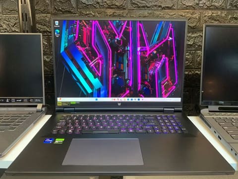 Acer Acer predator Helios 18 · Core i7-13700HX