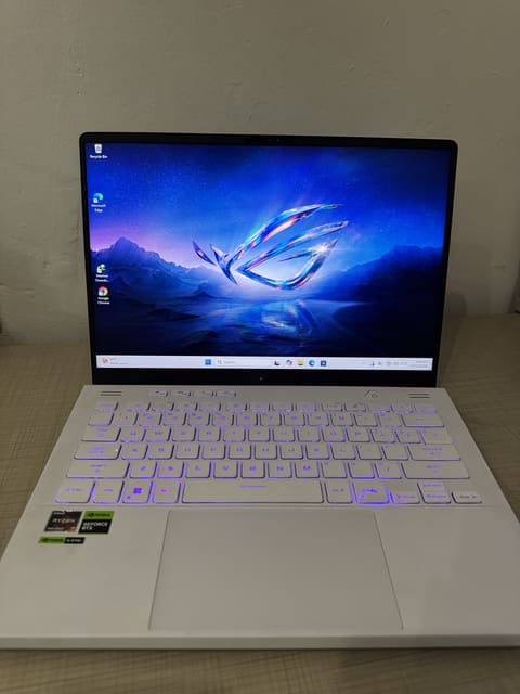 Asus ROG Zephyrus · AMD Ryzen 7 7840HS